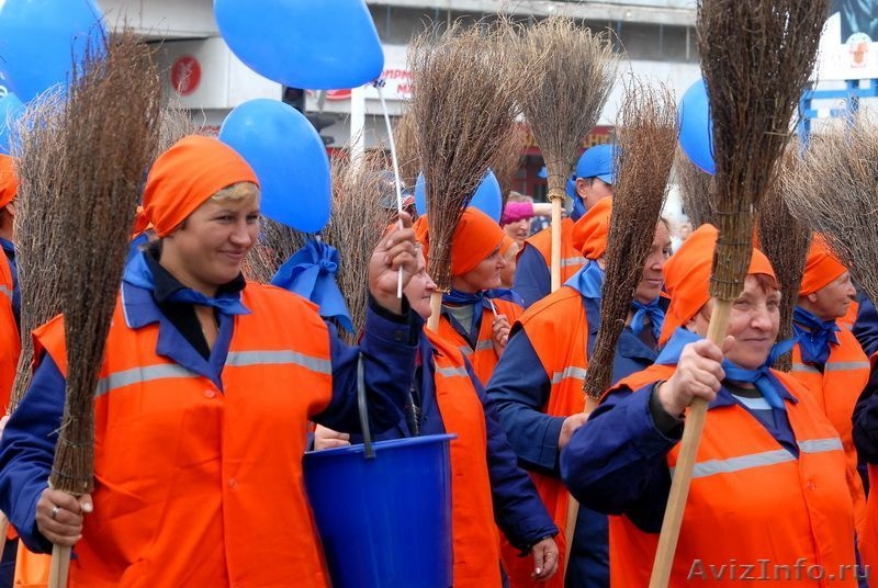 Жкх на службе городу. Дворник ЖКХ. Работники ЖКХ. День дворника. Уборщик дворник.